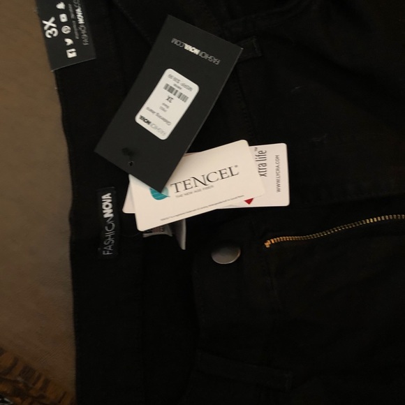 Black ripped jeans. Size 3X - Picture 2 of 3